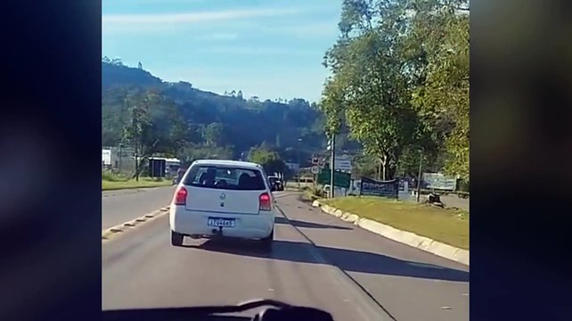 Motorista desgovernado dirige em zigue-zague na BR-470, provoca acidente e foge em SC