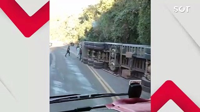 Carga de pneus é saqueada após tombamento de caminhão na BR-277 em Nova Laranjeiras