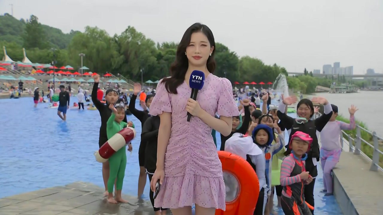 [날씨] 서울 일주일째 열대야, 낮 체감 '35℃'...도심 속 물놀이장 '북적' /...