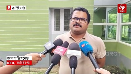 মাতৃ আৰু জাকৰ পৰা বিচ্ছিন্ন হাতী পোৱালিৰ পুনৰ মিলন