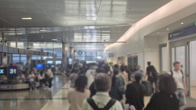 새벽 LA 출발 에어프레미아 항공기 이륙 지연... 타이어 구멍 / YTN