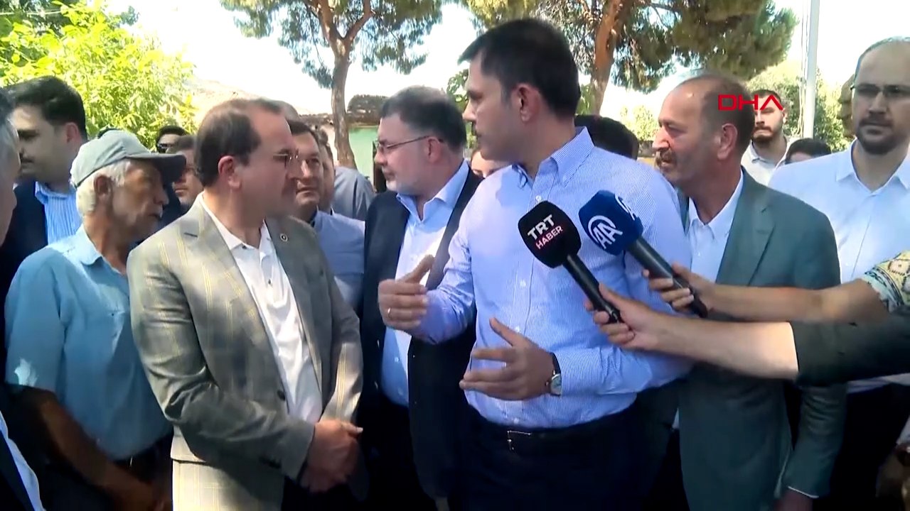 Bakan Kurum, İzmir’de orman yangınında zarar gören köyleri ziyaret etti