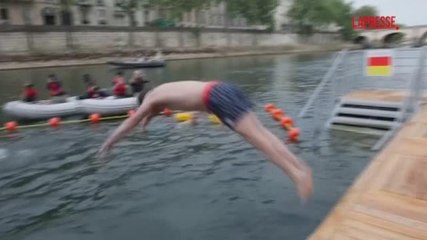 Parigi, la Senna torna balneabile dopo 100 anni: le immagini dei primi tuffi