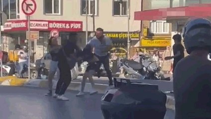 Esenyurt’ta motosikletli kadınları darbeden şüpheliler kamerada