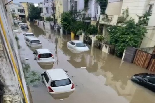 Heavy rain in Ambikapur: भारी बारिश से शहर का कुंडला सिटी में बाढ़ जैसे हालात, डूबीं कारें-बाइक, घरों में कैद हुए लोग