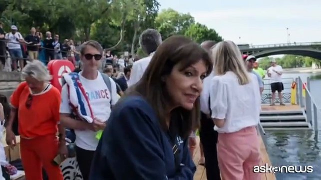 Parigi riscopre la Senna: l'acqua è balneabile, si torna a nuotare nel cuore della città