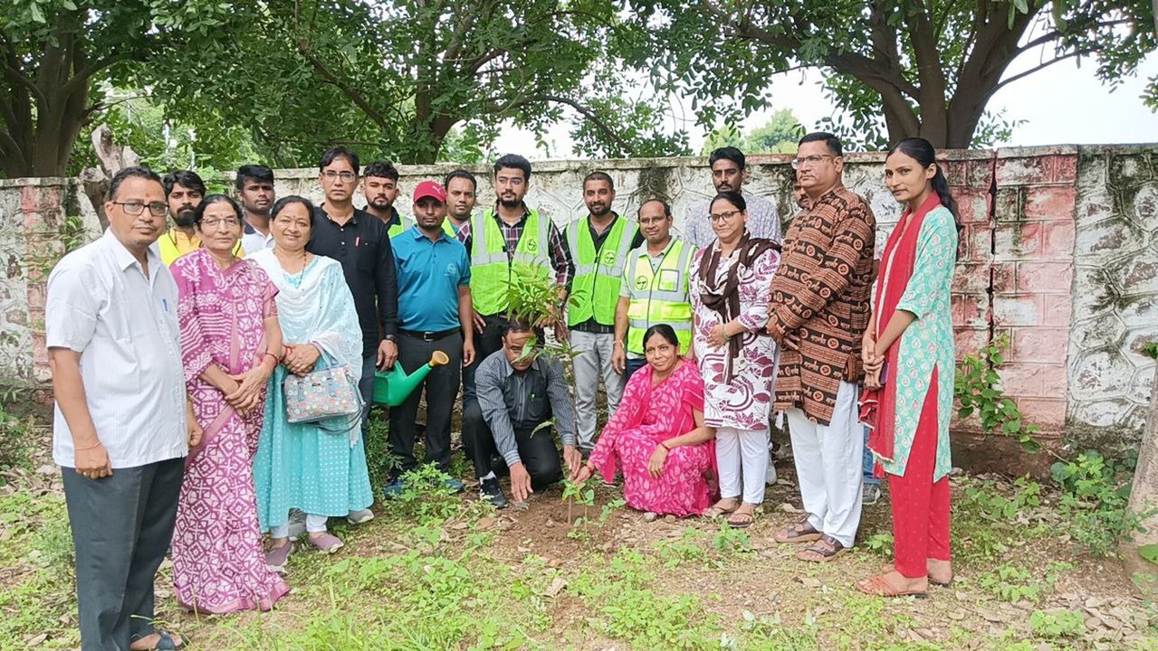 उत्साह से किया पौधारोपण, धरती मां को हरा-भरा करने का लिया संकल्प