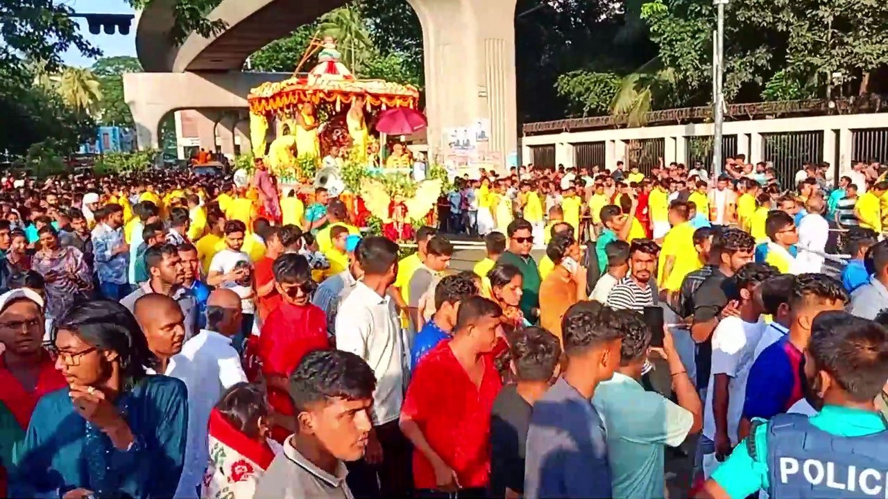 জগন্নাথ দেবের রথযাত্রা-২০২৫ ঢাকার রাজপথে নেচে-গেয়ে রথ নিয়ে এগিয়ে চলছে ভক্তরা