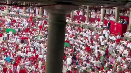 Pitada a Asirón en la primera corrida de toros de San Fermín 2025