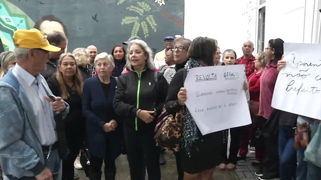 Aposentados fazem protesto após corte de benefícios em São Vicente