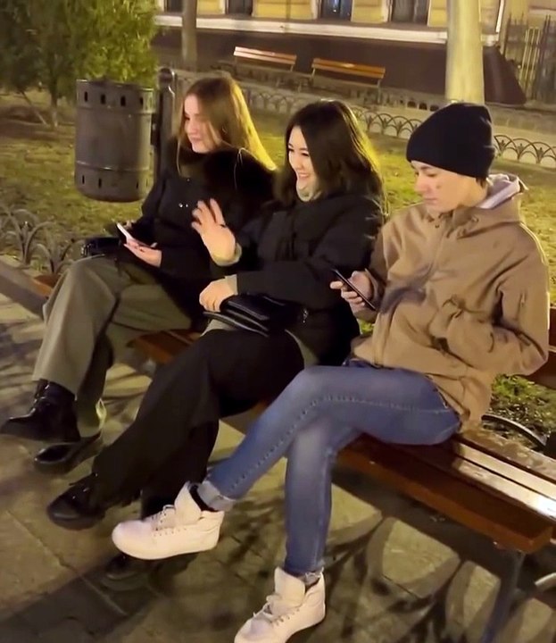 J'ai surpris mon fils faire une pause pendant notre balade… après qu’un groupe de filles ait attiré son attention 😭