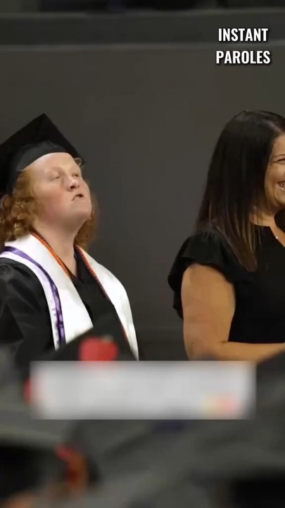 Cette jeune femme surprend son père lors de cette remise des diplômes