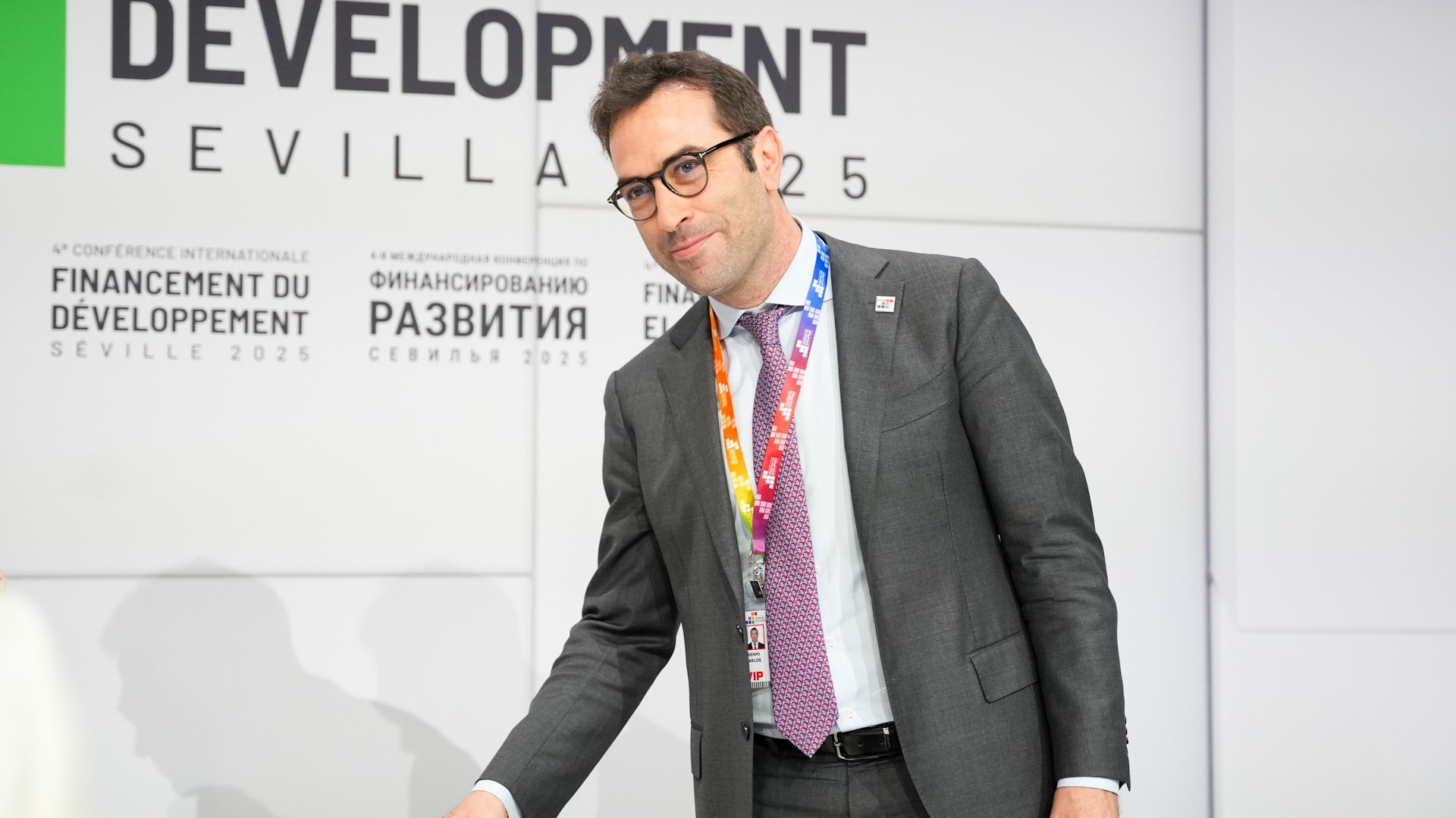 El ministro de Econom�a, Comercio y Empresa, Carlos Cuerpo, ha anunciado este lunes su decisi�n de retirar la candidatura a la presidencia del Eurogrupo, tras constatar que el respaldo recibido "no alcanza la mayor�a necesaria para garantizar el �xito de la candidatura".

"Por lo tanto, en un ejercicio de responsabilidad, el ministro ha decidido dar un paso al lado para favorecer una elecci�n basada en el consenso", se�alaron fuentes oficiales del Ministerio de Econom�a, minutos antes del inicio de la reuni�n de ministros de Econom�a y Finanzas de la eurozona.