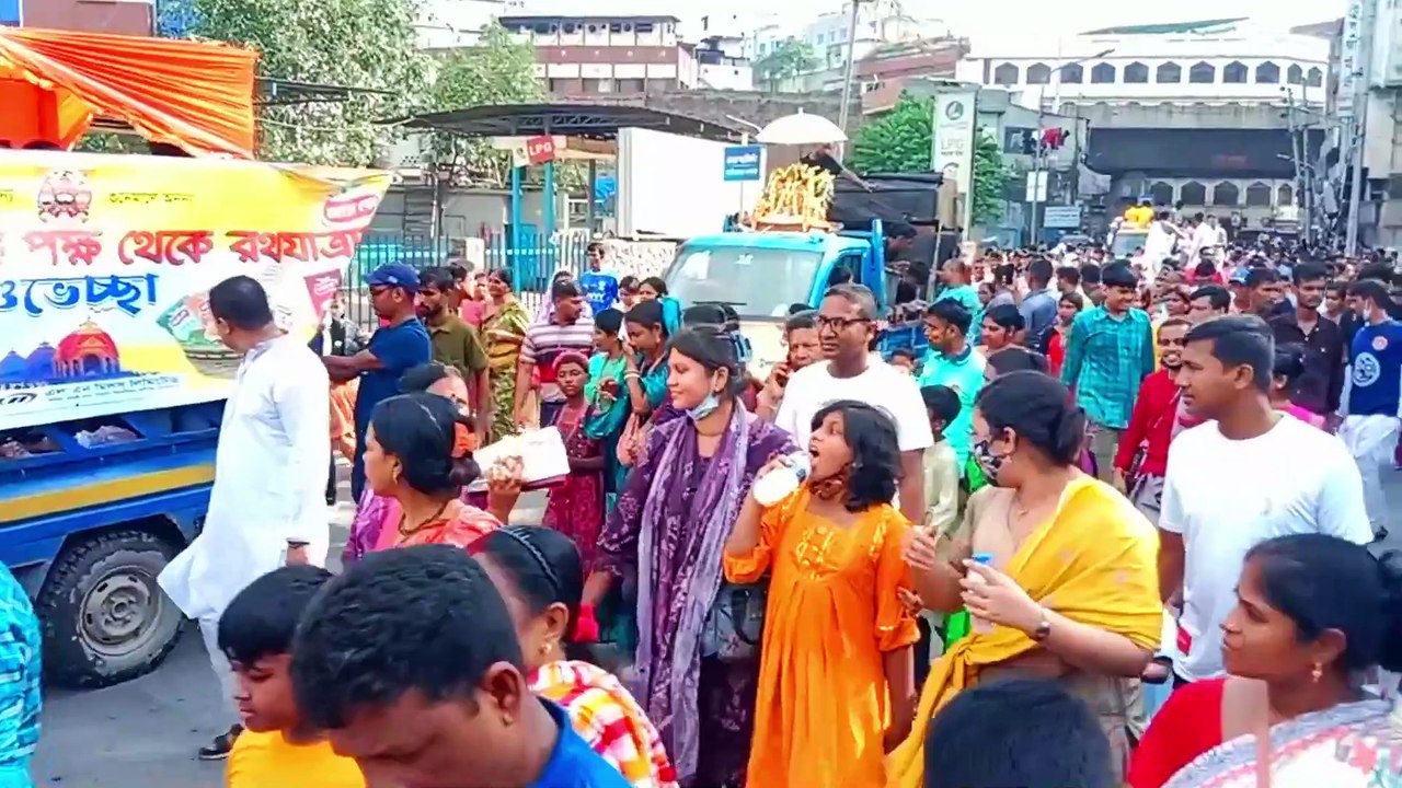 ঢাকার রাজপথে জগন্নাথ দেবের রথযাত্রা,ভক্তরা রথ নিয়ে এগিয়ে যাচ্ছে ঢাকেশ্বরী মন্দিরে