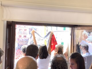 Chupinazo de San Fermín por detrás en el Ayuntamiento