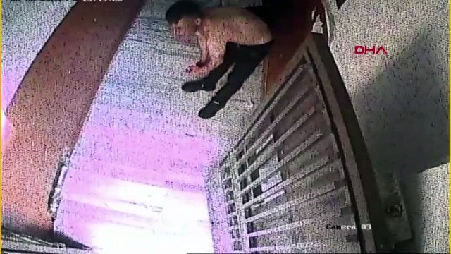 Telefonunu gasp ettikten sonra kendisinden şikayetçi oldu diye benzin döküp yaktı