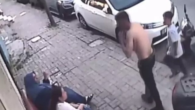 Gaziosmanpaşa'da telefonunu gasbettiği için kendisinden şikayetçi olan Ahmet'i, üzerine benzin dökerek yaktı