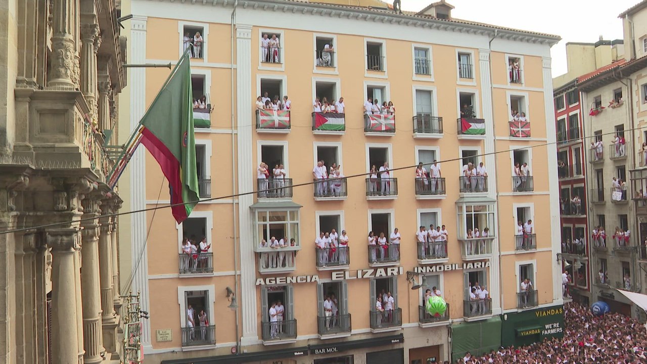 El reivindicativo chupinazo de los Sanfermines de 2025 reúne en Pamplona a miles de personas