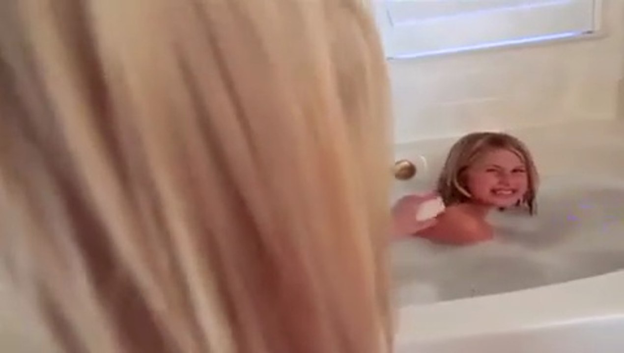 Bet On Your Baby Uruguay Episode Clip from 6.4.2013 Party In The Tub Light makes Bathtimes fun!