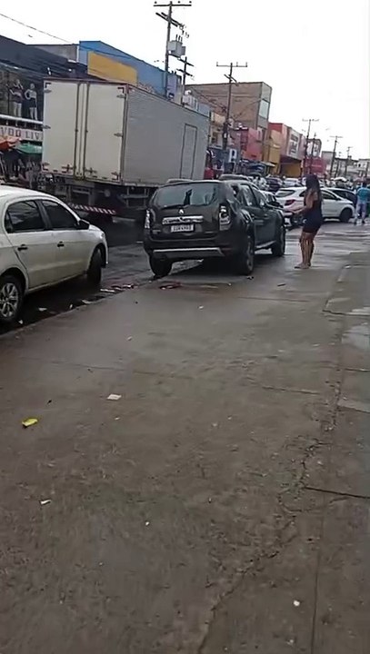 Mulher destroi carro do marido após flagrar traição; assista