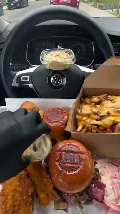 Follow for more ASMR videos🌮🍟 Credits: @moeeatss #mukbang #asmr #fastfood #asmreating