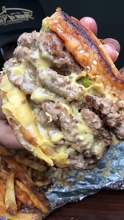 Follow for more ASMR videos🌮🍟 Credits: @nafeatfood #mukbang #asmr #fastfood #asmreating