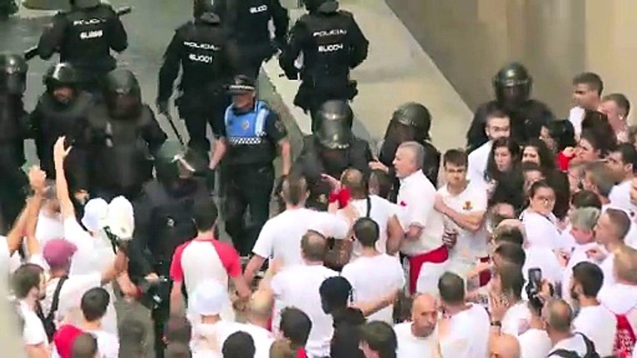 Un detenido tras una carga policial en Pamplona antes del chupinazo de Sanfermines