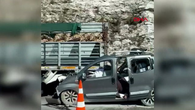 Adana’da otoyolda TIR’a arkadan çarpan hafif ticari araçtaki 5 kişi öldü