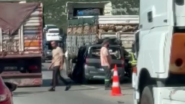Adana’da TIR’a arkadan çarpan hafif ticari araçtaki 5 kişi hayatını kaybetti
