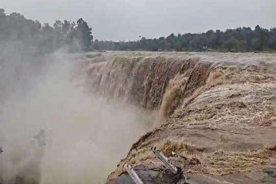 कोरिया-एमसीबी में बारिश ने तोड़ा 10 साल का रेकॉर्ड, अमृतधारा जलप्रपात में प्रवेश पर लगा प्रतिबंध