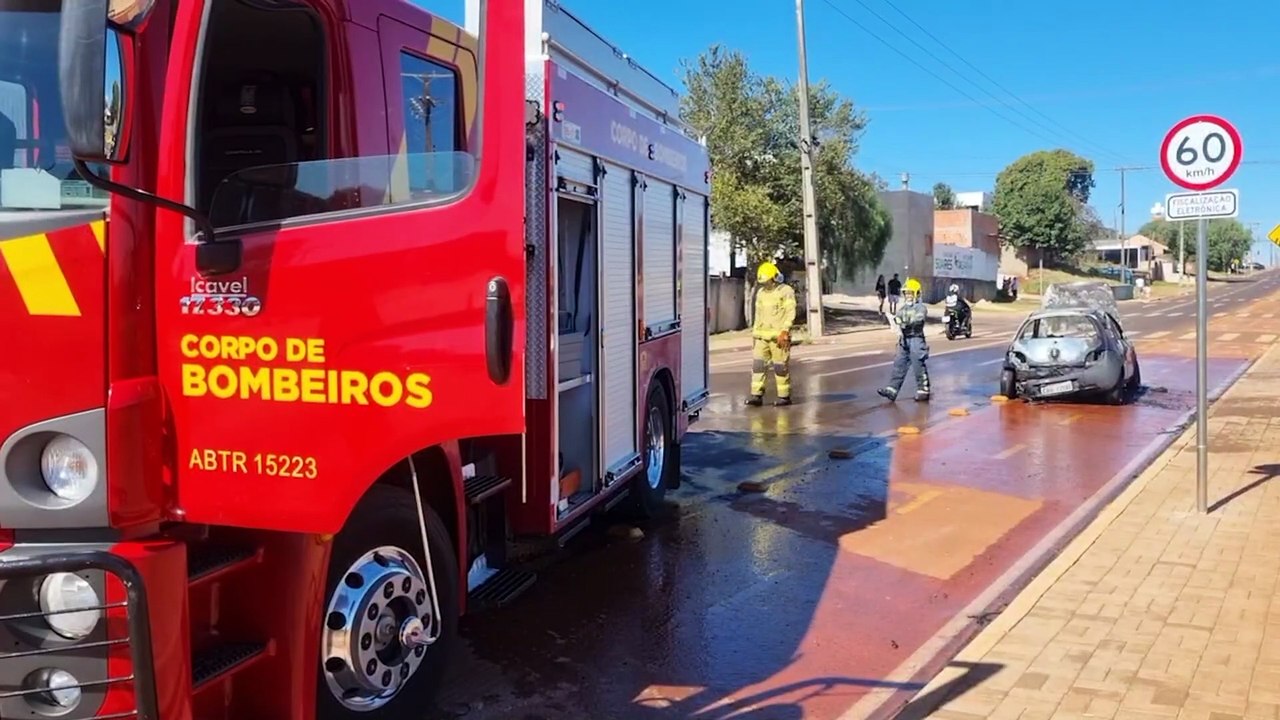 Ford Ka é destruído pelas chamas em minutos e família se salva de incêndio