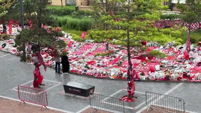 Torcedores do Liverpool prestam homenagem a Diogo Jota no Anfield pelo quarto dia consecutivo