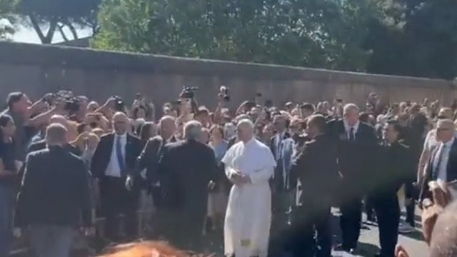L'arrivo (a piedi) di Papa Leone XIV a Castel Gandolfo: il video