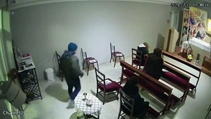 El video del indignante robo a una mujer mientras rezaba en una parroquia