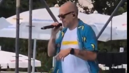 Max Pezzali a sorpresa all'Aquafan di Riccione, il cantante improvvisa un mini live