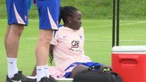 Bleues - L'entraînement du jour sous l'oeil avisé de la capitaine Mbock, toujours blessée