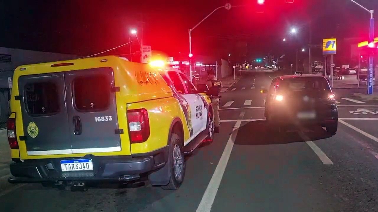 Motociclista bate contra porta de automóvel na Av. Carlos Gomes em Cascavel
