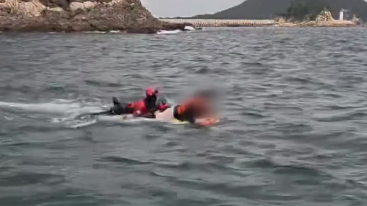 충남 태안 앞바다서 레저 보트 전복...3명 구조 / YTN