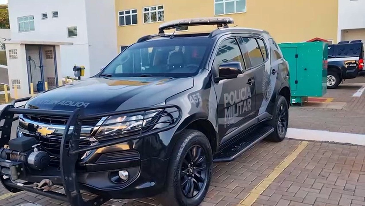 Com apoio de cão farejador, Choque apreende maconha, crack e cocaína no Bairro Interlagos