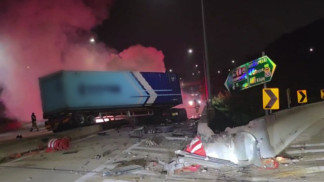 충남 공주IC 인근 25톤 트레일러 전복 화재...인명 피해 없어 / YTN