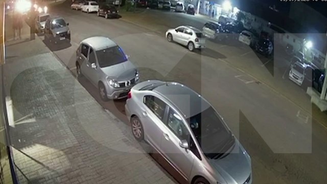 Carro quase capota após atingir veículo estacionado no Bairro São Cristóvão; veja o vídeo