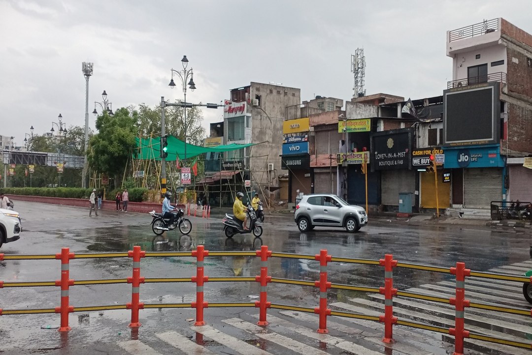 Rajasthan Weather :  आज सवेरे से जयपुर में रिमझिम बारिश, बिजली की गड़गड़हाट, बादल छाए