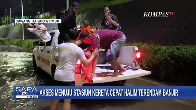 Terjebak Banjir, Penumpang Kereta Cepat Halim Jalan Kaki ke Stasiun SAPA PAGI