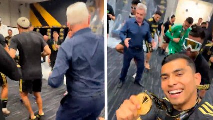 Javier Aguirre y la Selección Mexicana arman el "bailongo" en pleno vestidor tras conseguir la Copa Oro