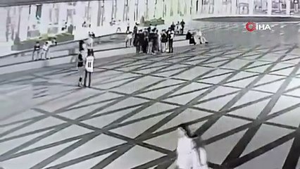 Bursa’da bıçaklı dehşet kamerada: 14 yaşındaki kız ortalığı savaş alanına çevirdi