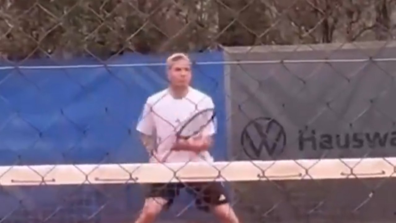 Mastantuono, jugando al tenis antes de unirse al Real Madrid