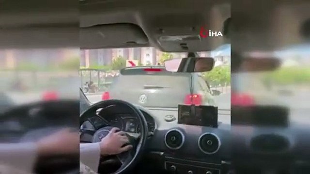 İstanbul'da kadın sürücüye dehşeti yaşattı! Camlarını yumrukladı!