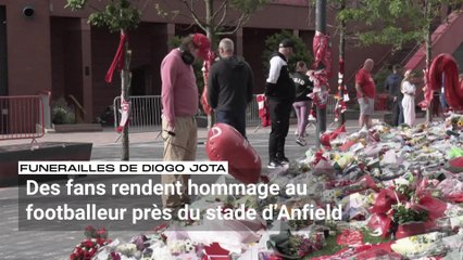 Des fans rendent hommage à Diogo Jota près du stade d’Anfield