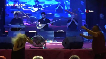 Sahnede ilginç anlar: Sanatçının kafasına dron çarptı