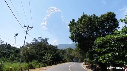 Indonesia, erutta ancora il Laki-Laki, colonna di cenere di 18 km